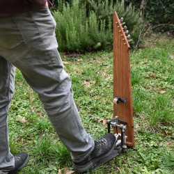 tambour à cordes et à pied