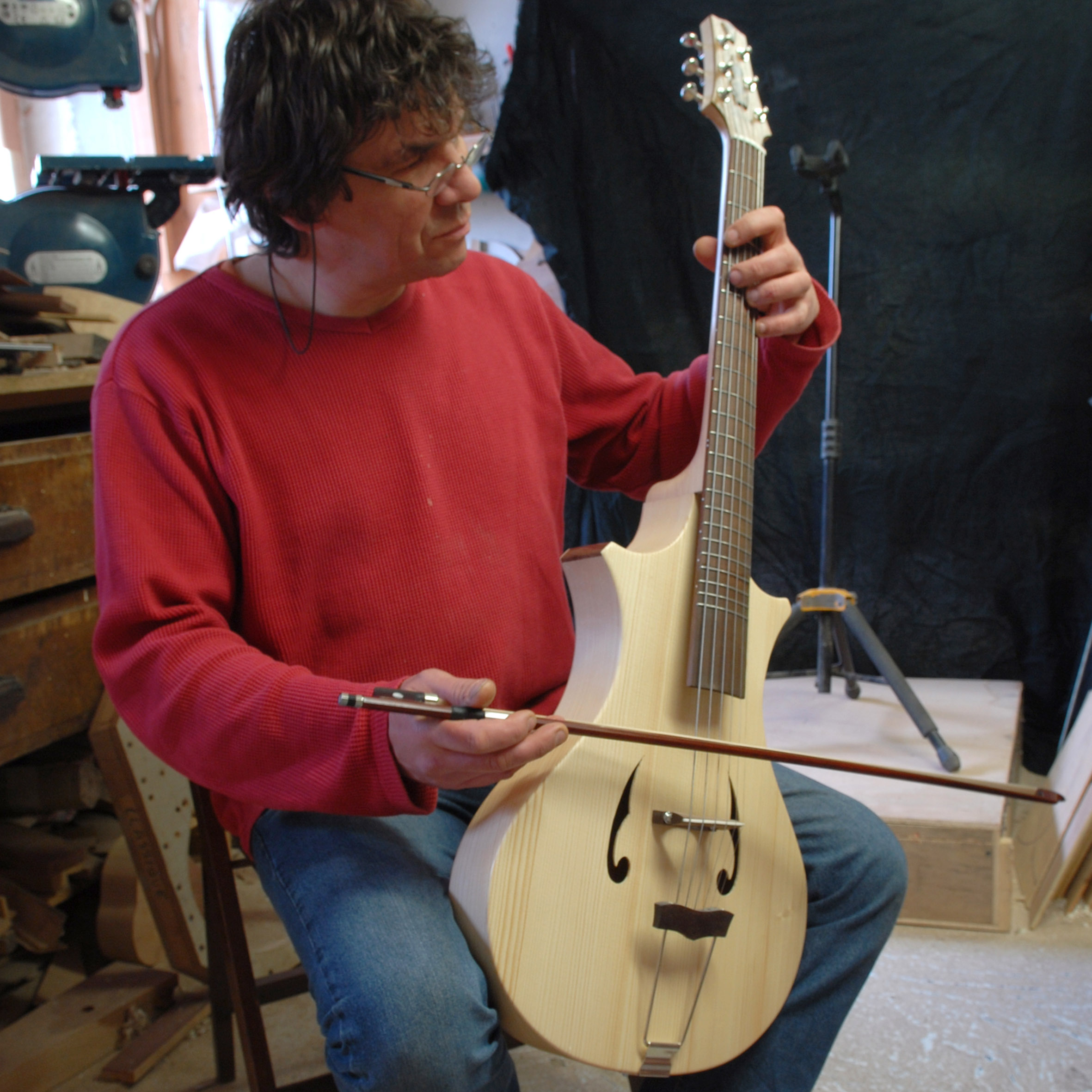 Guitare Hybride violon Arpeggione Philippe Berne de 2008 Jouable à l' archet électro-acoustique