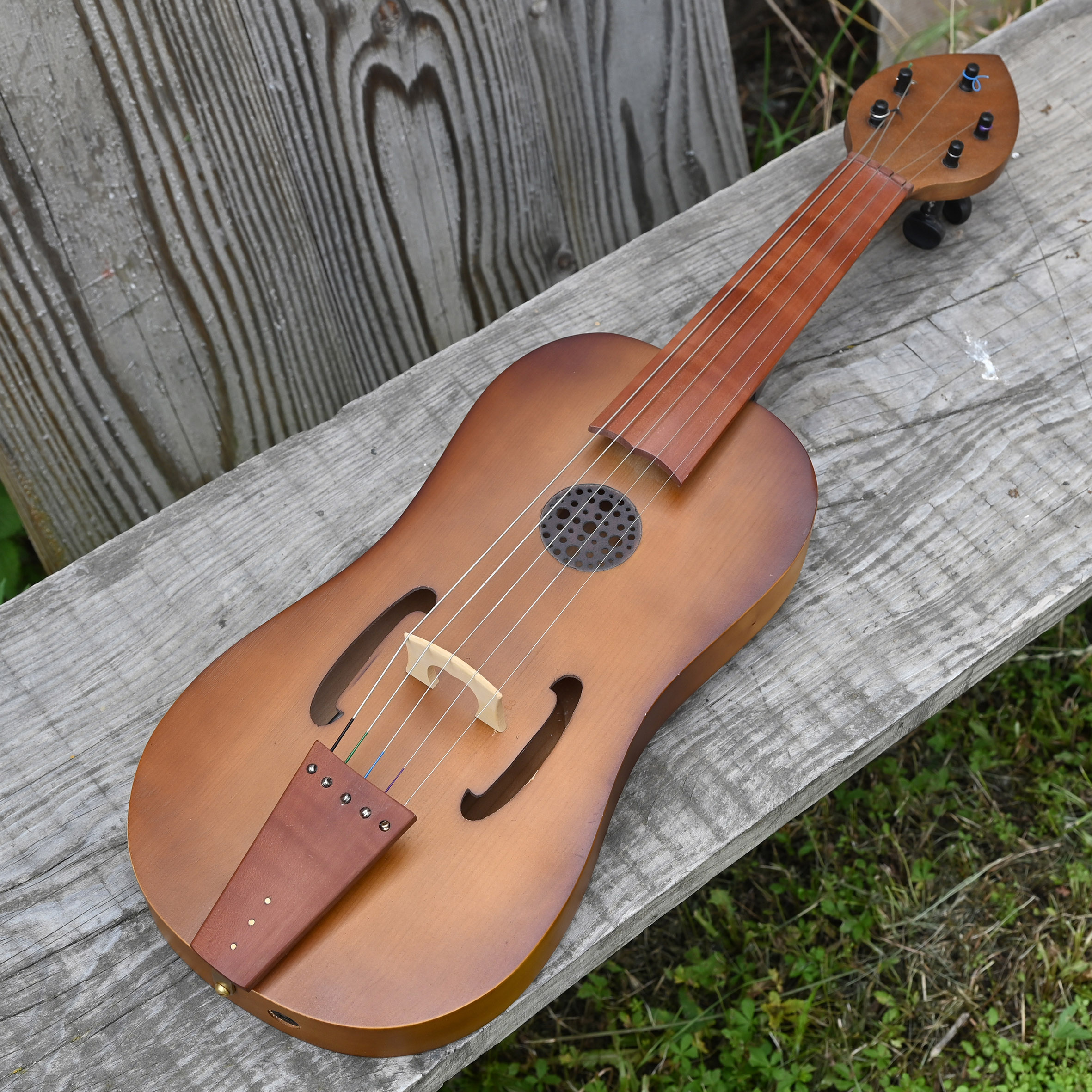 Guitare à archet de Philippe Berne luthier 